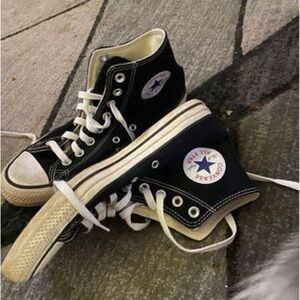 Converse men’s 6.5 women 8.5